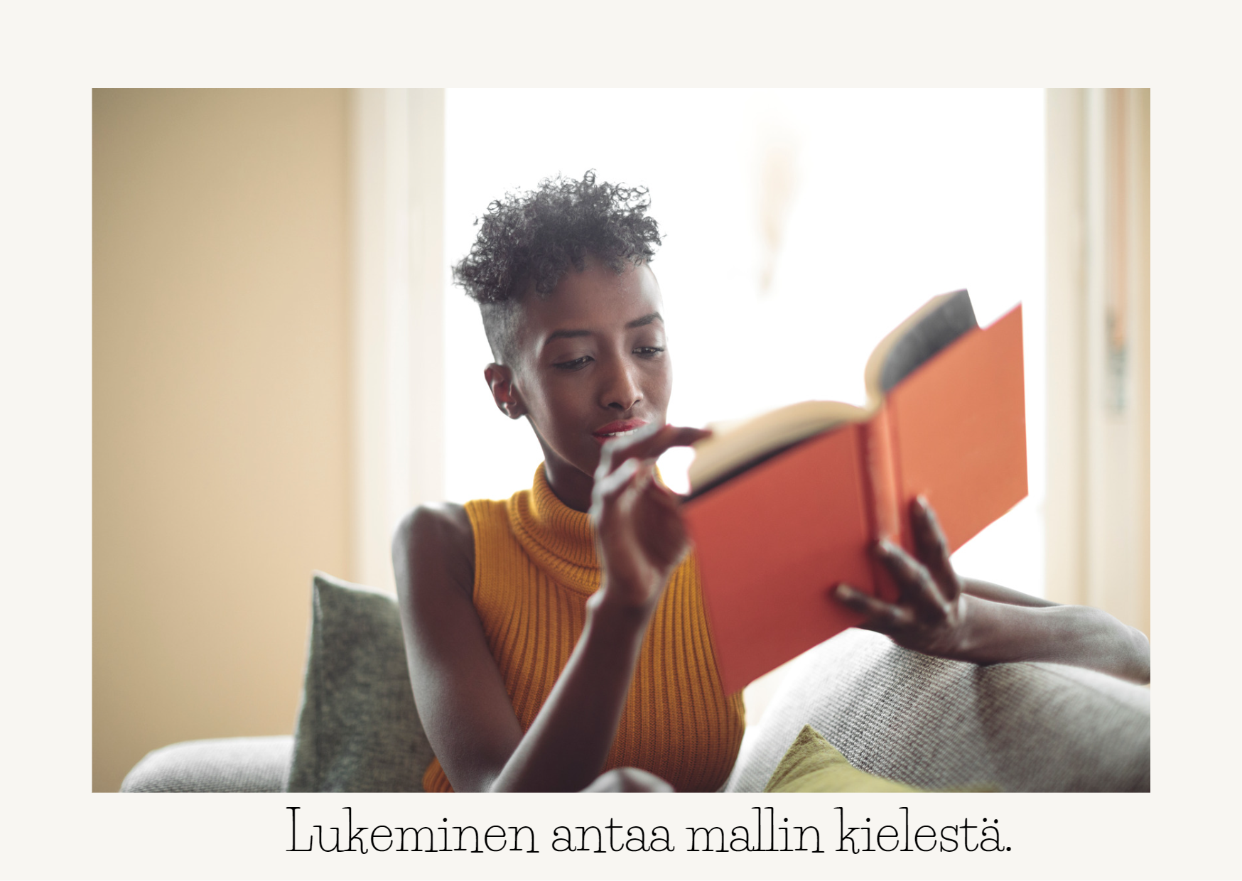 nainen lukee kirjaa